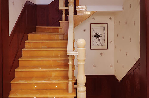 府谷中式别墅室内汉白玉石楼梯的定制安装装饰效果